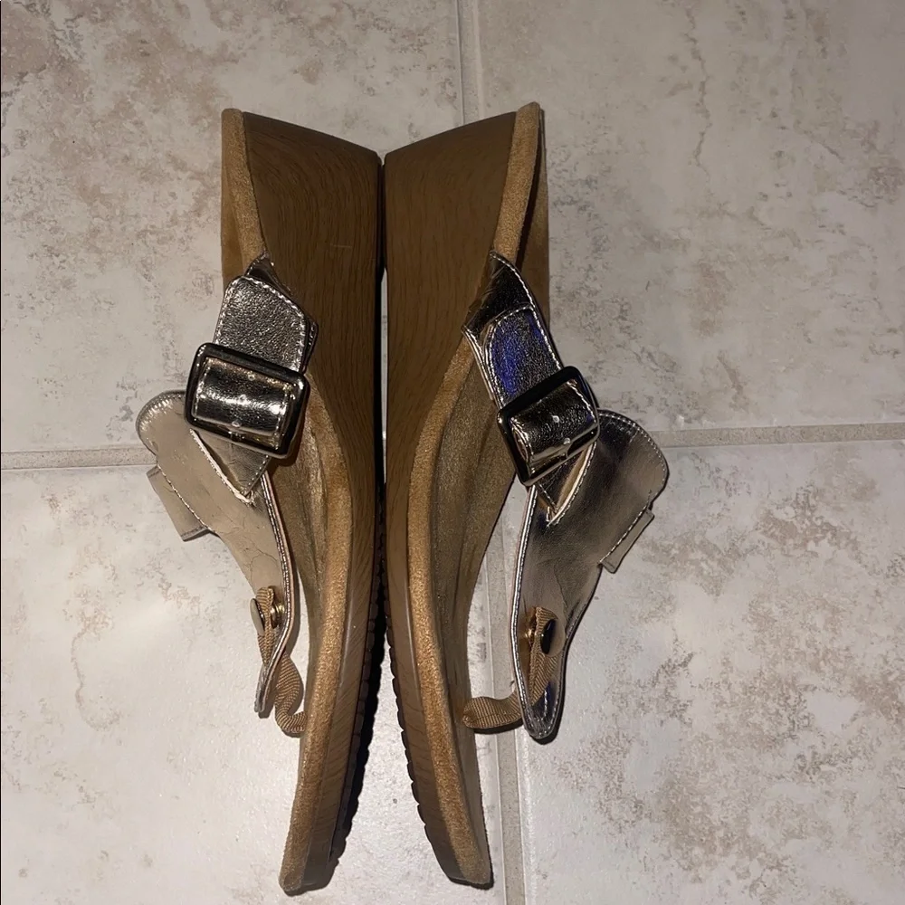 Vionic  Ginger Sandals Gold Wedge Thong Slip Ons Womens Size US 9